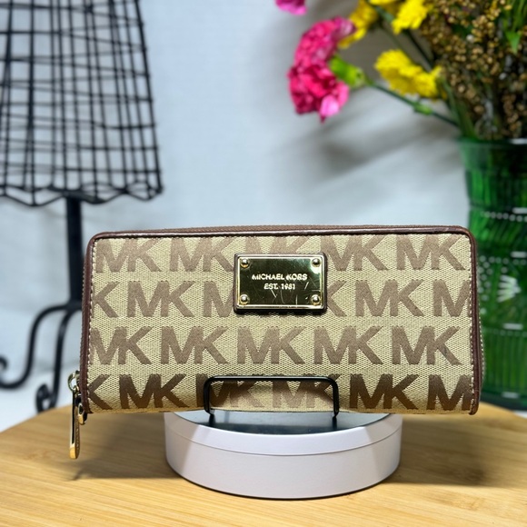 Michael Kors Jet Set Logo Signature Wallet - Picture 1 of 17